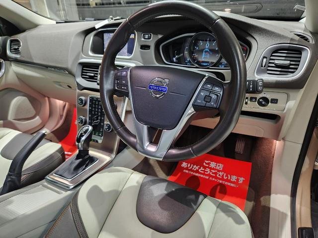 Ｖ４０ クロスカントリー　Ｔ５　ＡＷＤ　２０１４モデル　禁煙車　ＢＳレグノタイヤ　電動＆ヒーター２トーン本革　追従式クルコン　地デジ純正ナビ＆バックカメラ　Ｐセンサー　スペアキーレス（11枚目）