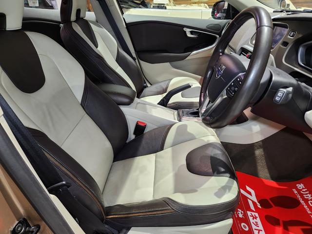 Ｖ４０ クロスカントリー　Ｔ５　ＡＷＤ　２０１４モデル　禁煙車　ＢＳレグノタイヤ　電動＆ヒーター２トーン本革　追従式クルコン　地デジ純正ナビ＆バックカメラ　Ｐセンサー　スペアキーレス（12枚目）