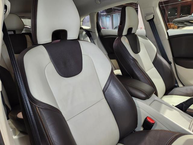 Ｖ４０ クロスカントリー　Ｔ５　ＡＷＤ　２０１４モデル　禁煙車　ＢＳレグノタイヤ　電動＆ヒーター２トーン本革　追従式クルコン　地デジ純正ナビ＆バックカメラ　Ｐセンサー　スペアキーレス（13枚目）