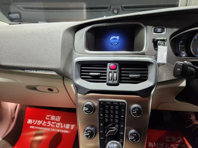 Ｖ４０ クロスカントリー　Ｔ５　ＡＷＤ　２０１４モデル　禁煙車　ＢＳレグノタイヤ　電動＆ヒーター２トーン本革　追従式クルコン　地デジ純正ナビ＆バックカメラ　Ｐセンサー　スペアキーレス（14枚目）