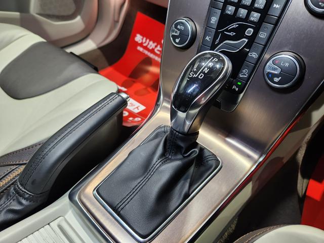 Ｖ４０ クロスカントリー　Ｔ５　ＡＷＤ　２０１４モデル　禁煙車　ＢＳレグノタイヤ　電動＆ヒーター２トーン本革　追従式クルコン　地デジ純正ナビ＆バックカメラ　Ｐセンサー　スペアキーレス（16枚目）