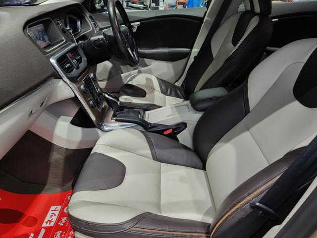 Ｖ４０ クロスカントリー　Ｔ５　ＡＷＤ　２０１４モデル　禁煙車　ＢＳレグノタイヤ　電動＆ヒーター２トーン本革　追従式クルコン　地デジ純正ナビ＆バックカメラ　Ｐセンサー　スペアキーレス（18枚目）
