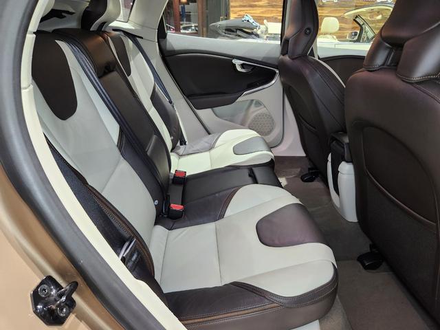 Ｖ４０ クロスカントリー　Ｔ５　ＡＷＤ　２０１４モデル　禁煙車　ＢＳレグノタイヤ　電動＆ヒーター２トーン本革　追従式クルコン　地デジ純正ナビ＆バックカメラ　Ｐセンサー　スペアキーレス（19枚目）