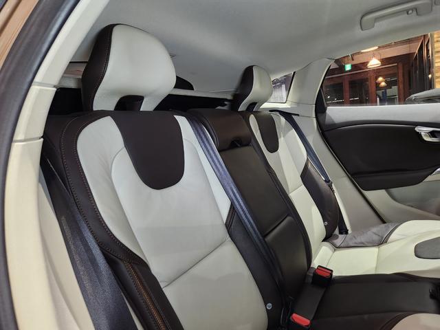 Ｖ４０ クロスカントリー　Ｔ５　ＡＷＤ　２０１４モデル　禁煙車　ＢＳレグノタイヤ　電動＆ヒーター２トーン本革　追従式クルコン　地デジ純正ナビ＆バックカメラ　Ｐセンサー　スペアキーレス（20枚目）