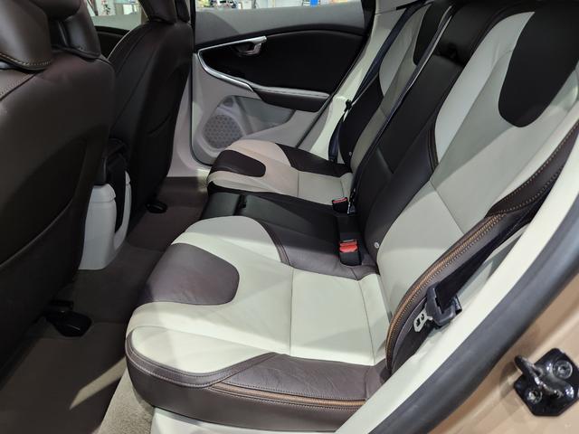 Ｖ４０ クロスカントリー　Ｔ５　ＡＷＤ　２０１４モデル　禁煙車　ＢＳレグノタイヤ　電動＆ヒーター２トーン本革　追従式クルコン　地デジ純正ナビ＆バックカメラ　Ｐセンサー　スペアキーレス（21枚目）