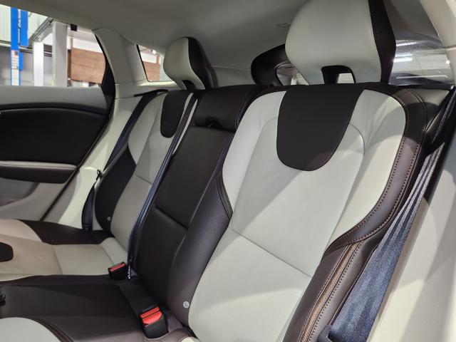 Ｖ４０ クロスカントリー　Ｔ５　ＡＷＤ　２０１４モデル　禁煙車　ＢＳレグノタイヤ　電動＆ヒーター２トーン本革　追従式クルコン　地デジ純正ナビ＆バックカメラ　Ｐセンサー　スペアキーレス（22枚目）