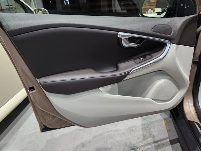 Ｖ４０ クロスカントリー　Ｔ５　ＡＷＤ　２０１４モデル　禁煙車　ＢＳレグノタイヤ　電動＆ヒーター２トーン本革　追従式クルコン　地デジ純正ナビ＆バックカメラ　Ｐセンサー　スペアキーレス（25枚目）