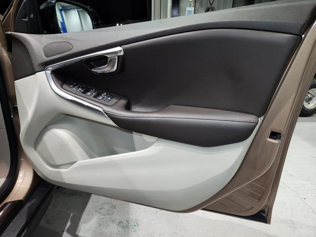 Ｖ４０ クロスカントリー　Ｔ５　ＡＷＤ　２０１４モデル　禁煙車　ＢＳレグノタイヤ　電動＆ヒーター２トーン本革　追従式クルコン　地デジ純正ナビ＆バックカメラ　Ｐセンサー　スペアキーレス（27枚目）