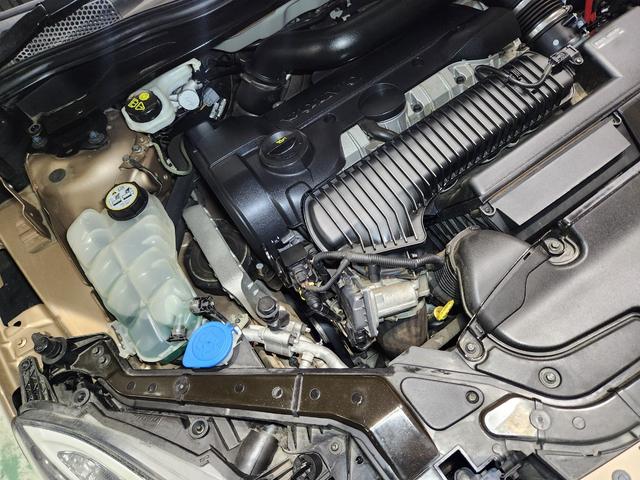 Ｖ４０ クロスカントリー　Ｔ５　ＡＷＤ　２０１４モデル　禁煙車　ＢＳレグノタイヤ　電動＆ヒーター２トーン本革　追従式クルコン　地デジ純正ナビ＆バックカメラ　Ｐセンサー　スペアキーレス（34枚目）