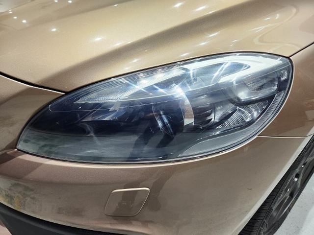 Ｖ４０ クロスカントリー　Ｔ５　ＡＷＤ　２０１４モデル　禁煙車　ＢＳレグノタイヤ　電動＆ヒーター２トーン本革　追従式クルコン　地デジ純正ナビ＆バックカメラ　Ｐセンサー　スペアキーレス（52枚目）
