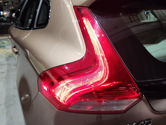Ｖ４０ クロスカントリー　Ｔ５　ＡＷＤ　２０１４モデル　禁煙車　ＢＳレグノタイヤ　電動＆ヒーター２トーン本革　追従式クルコン　地デジ純正ナビ＆バックカメラ　Ｐセンサー　スペアキーレス（53枚目）