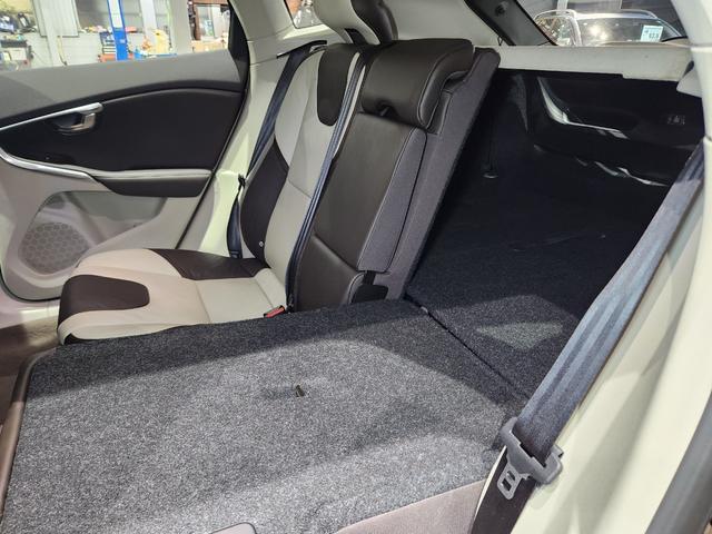 Ｖ４０ クロスカントリー　Ｔ５　ＡＷＤ　２０１４モデル　禁煙車　ＢＳレグノタイヤ　電動＆ヒーター２トーン本革　追従式クルコン　地デジ純正ナビ＆バックカメラ　Ｐセンサー　スペアキーレス（67枚目）