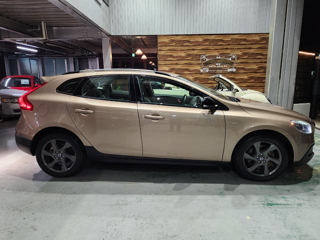 Ｖ４０ クロスカントリー　Ｔ５　ＡＷＤ　２０１４モデル　禁煙車　ＢＳレグノタイヤ　電動＆ヒーター２トーン本革　追従式クルコン　地デジ純正ナビ＆バックカメラ　Ｐセンサー　スペアキーレス（75枚目）