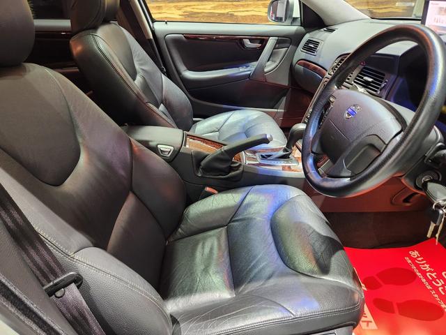 Ｖ７０ クラシック　禁煙車　弊社顧客様買取車両　冬タイヤセット付属　Ｔベルト交換済み　ＢＳ２０２２年製タイヤ　ルーフレール＆モール補修済　電動＆ヒーター黒本革　サンルーフ　純ナビ　Ａピラーカバー張替済　ドラレコスペアキー（12枚目）