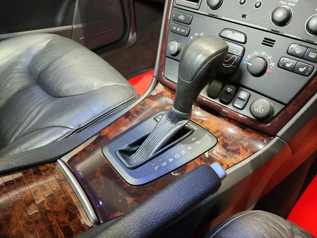 Ｖ７０ クラシック　禁煙車　弊社顧客様買取車両　冬タイヤセット付属　Ｔベルト交換済み　ＢＳ２０２２年製タイヤ　ルーフレール＆モール補修済　電動＆ヒーター黒本革　サンルーフ　純ナビ　Ａピラーカバー張替済　ドラレコスペアキー（15枚目）