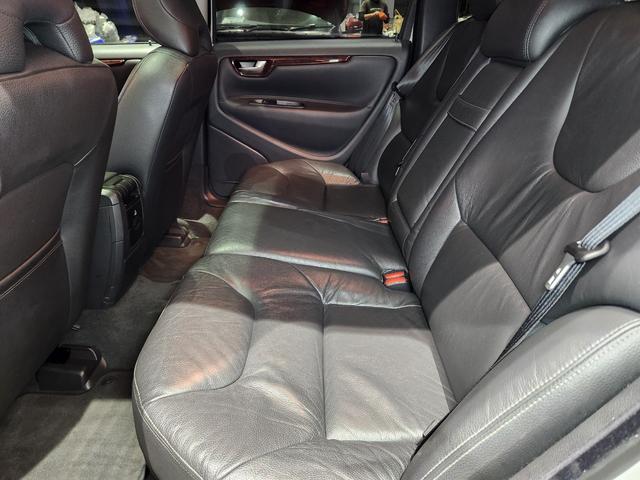 Ｖ７０ クラシック　禁煙車　弊社顧客様買取車両　冬タイヤセット付属　Ｔベルト交換済み　ＢＳ２０２２年製タイヤ　ルーフレール＆モール補修済　電動＆ヒーター黒本革　サンルーフ　純ナビ　Ａピラーカバー張替済　ドラレコスペアキー（21枚目）