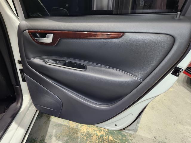 Ｖ７０ クラシック　禁煙車　弊社顧客様買取車両　冬タイヤセット付属　Ｔベルト交換済み　ＢＳ２０２２年製タイヤ　ルーフレール＆モール補修済　電動＆ヒーター黒本革　サンルーフ　純ナビ　Ａピラーカバー張替済　ドラレコスペアキー（50枚目）