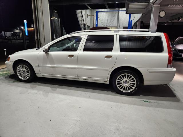 Ｖ７０ クラシック　禁煙車　弊社顧客様買取車両　冬タイヤセット付属　Ｔベルト交換済み　ＢＳ２０２２年製タイヤ　ルーフレール＆モール補修済　電動＆ヒーター黒本革　サンルーフ　純ナビ　Ａピラーカバー張替済　ドラレコスペアキー（72枚目）