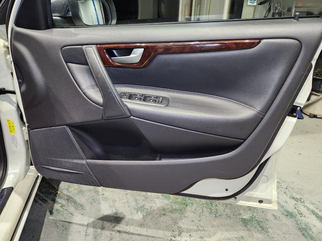 Ｖ７０ ホワイトパールエディション　２００７最終モデル　特別限定車　正規Ｄメンテ車両　Ｔベルト交換済　ＡＣコンプレッサ交換済　ミシュランプライマシー４　地デジナビ＆バックカメラ　前後ドラレコ　ガラスＳＲ　電動＆ヒーター黒本革　クルコン（23枚目）