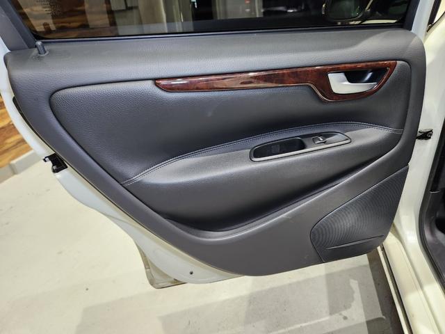 Ｖ７０ ホワイトパールエディション　２００７最終モデル　特別限定車　正規Ｄメンテ車両　Ｔベルト交換済　ＡＣコンプレッサ交換済　ミシュランプライマシー４　地デジナビ＆バックカメラ　前後ドラレコ　ガラスＳＲ　電動＆ヒーター黒本革　クルコン（24枚目）