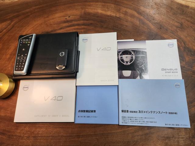 Ｖ４０ Ｔ３　インスクリプション　禁煙車　２０１７モデル　正規Ｄ記録簿　電動＆ヒーターアイボリー本革　ミシュランタイヤ　地デジ純正ナビ＆バックカメラ　追従式クルコン　Ｐセンサー　前後ドラレコ　スペアキーレス（11枚目）