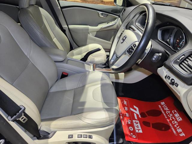 Ｖ４０ Ｔ３　インスクリプション　禁煙車　２０１７モデル　正規Ｄ記録簿　電動＆ヒーターアイボリー本革　ミシュランタイヤ　地デジ純正ナビ＆バックカメラ　追従式クルコン　Ｐセンサー　前後ドラレコ　スペアキーレス（14枚目）