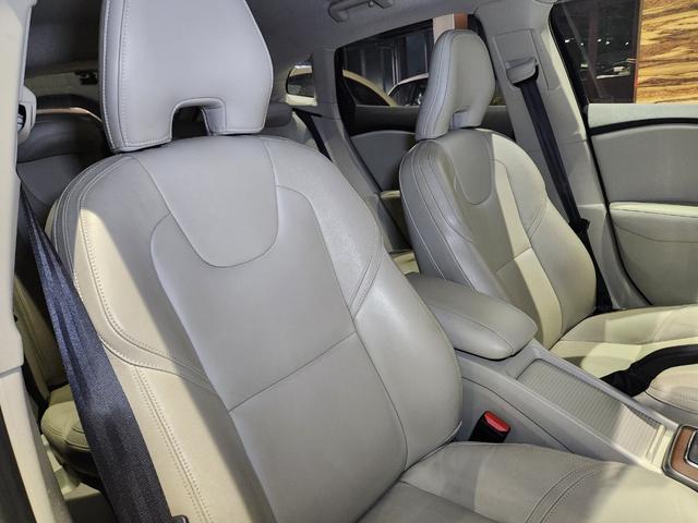 Ｖ４０ Ｔ３　インスクリプション　禁煙車　２０１７モデル　正規Ｄ記録簿　電動＆ヒーターアイボリー本革　ミシュランタイヤ　地デジ純正ナビ＆バックカメラ　追従式クルコン　Ｐセンサー　前後ドラレコ　スペアキーレス（15枚目）