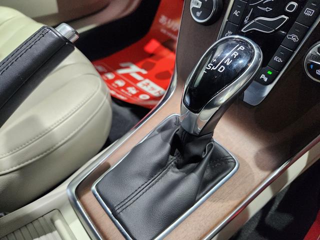 Ｖ４０ Ｔ３　インスクリプション　禁煙車　２０１７モデル　正規Ｄ記録簿　電動＆ヒーターアイボリー本革　ミシュランタイヤ　地デジ純正ナビ＆バックカメラ　追従式クルコン　Ｐセンサー　前後ドラレコ　スペアキーレス（18枚目）