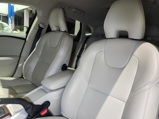 Ｖ４０ Ｔ３　インスクリプション　禁煙車　２０１７モデル　正規Ｄ記録簿　電動＆ヒーターアイボリー本革　ミシュランタイヤ　地デジ純正ナビ＆バックカメラ　追従式クルコン　Ｐセンサー　前後ドラレコ　スペアキーレス（21枚目）