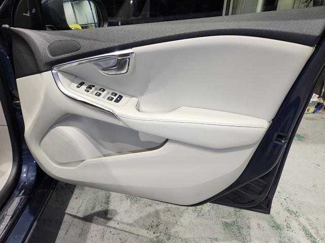 Ｖ４０ Ｔ３　インスクリプション　禁煙車　２０１７モデル　正規Ｄ記録簿　電動＆ヒーターアイボリー本革　ミシュランタイヤ　地デジ純正ナビ＆バックカメラ　追従式クルコン　Ｐセンサー　前後ドラレコ　スペアキーレス（29枚目）