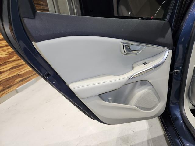 Ｖ４０ Ｔ３　インスクリプション　禁煙車　２０１７モデル　正規Ｄ記録簿　電動＆ヒーターアイボリー本革　ミシュランタイヤ　地デジ純正ナビ＆バックカメラ　追従式クルコン　Ｐセンサー　前後ドラレコ　スペアキーレス（30枚目）