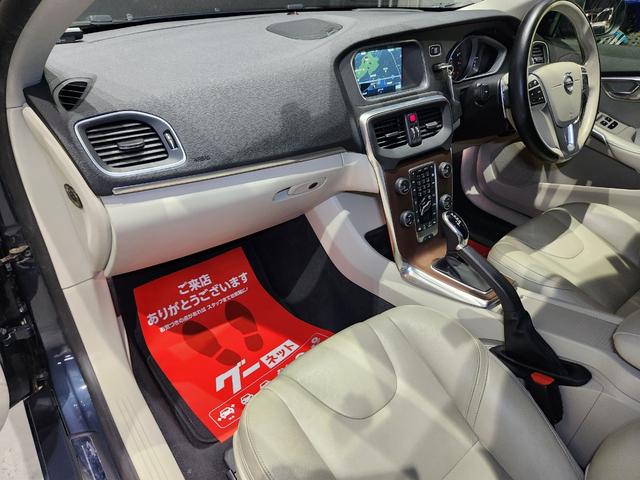 Ｖ４０ Ｔ３　インスクリプション　禁煙車　２０１７モデル　正規Ｄ記録簿　電動＆ヒーターアイボリー本革　ミシュランタイヤ　地デジ純正ナビ＆バックカメラ　追従式クルコン　Ｐセンサー　前後ドラレコ　スペアキーレス（56枚目）