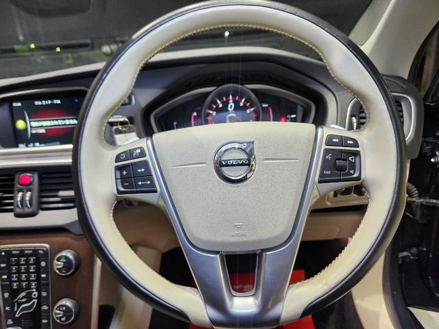 Ｖ４０ Ｔ３　インスクリプション　禁煙車　２０１７モデル　正規Ｄ記録簿　電動＆ヒーターアイボリー本革　ミシュランタイヤ　地デジ純正ナビ＆バックカメラ　追従式クルコン　Ｐセンサー　前後ドラレコ　スペアキーレス（57枚目）