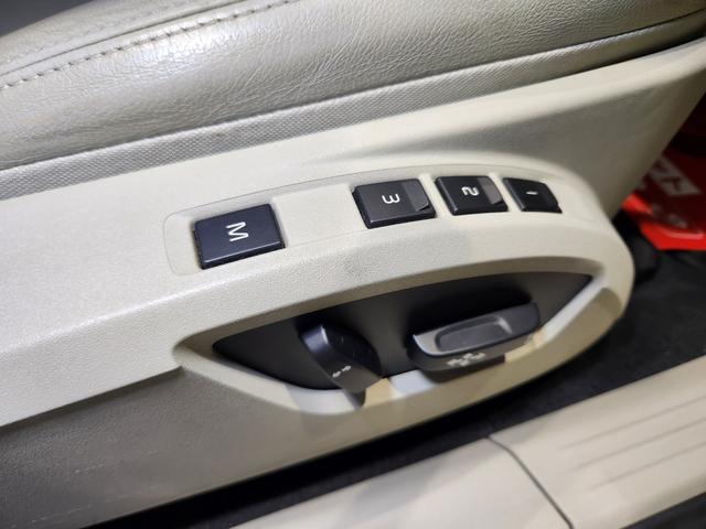 Ｖ４０ Ｔ３　インスクリプション　禁煙車　２０１７モデル　正規Ｄ記録簿　電動＆ヒーターアイボリー本革　ミシュランタイヤ　地デジ純正ナビ＆バックカメラ　追従式クルコン　Ｐセンサー　前後ドラレコ　スペアキーレス（66枚目）