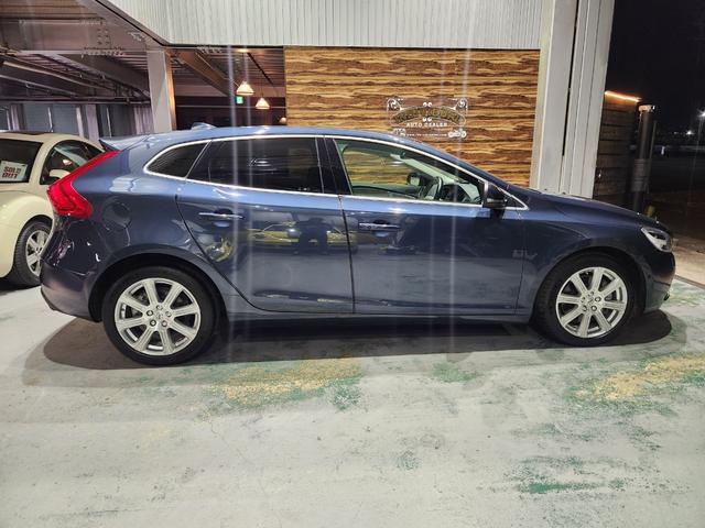 Ｖ４０ Ｔ３　インスクリプション　禁煙車　２０１７モデル　正規Ｄ記録簿　電動＆ヒーターアイボリー本革　ミシュランタイヤ　地デジ純正ナビ＆バックカメラ　追従式クルコン　Ｐセンサー　前後ドラレコ　スペアキーレス（73枚目）