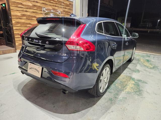 Ｖ４０ Ｔ３　インスクリプション　禁煙車　２０１７モデル　正規Ｄ記録簿　電動＆ヒーターアイボリー本革　ミシュランタイヤ　地デジ純正ナビ＆バックカメラ　追従式クルコン　Ｐセンサー　前後ドラレコ　スペアキーレス（74枚目）