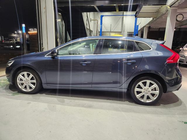 Ｖ４０ Ｔ３　インスクリプション　禁煙車　２０１７モデル　正規Ｄ記録簿　電動＆ヒーターアイボリー本革　ミシュランタイヤ　地デジ純正ナビ＆バックカメラ　追従式クルコン　Ｐセンサー　前後ドラレコ　スペアキーレス（77枚目）