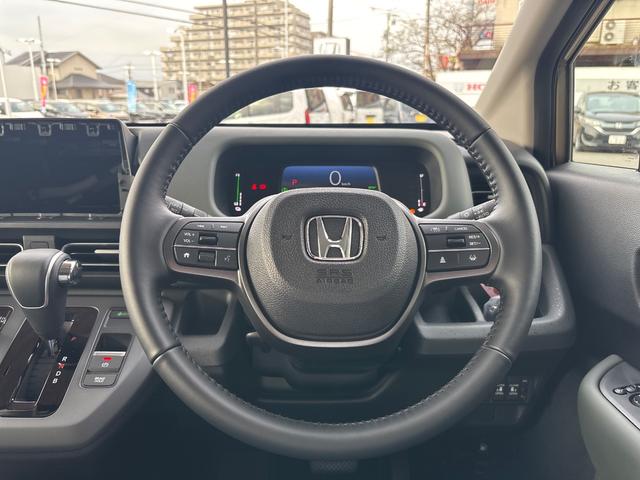 フリード ｅ：ＨＥＶクロスター　新車未登録　マルチビューカメラシステム　後退出庫サポート　ブラインドスポットインフォメーション　ブラックエンブレム　ボディサイドモール　フロントグリル変更済　運転席助手席シートヒーター（4枚目）