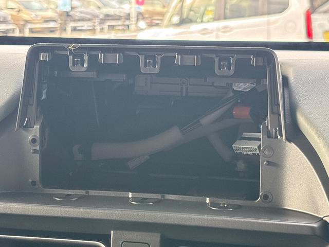フリード ｅ：ＨＥＶクロスター　新車未登録　マルチビューカメラシステム　後退出庫サポート　ブラインドスポットインフォメーション　ブラックエンブレム　ボディサイドモール　フロントグリル変更済　運転席助手席シートヒーター（9枚目）