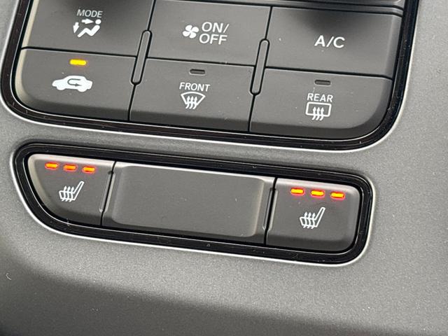 フリード ｅ：ＨＥＶクロスター　新車未登録　マルチビューカメラシステム　後退出庫サポート　ブラインドスポットインフォメーション　ブラックエンブレム　ボディサイドモール　フロントグリル変更済　運転席助手席シートヒーター（12枚目）