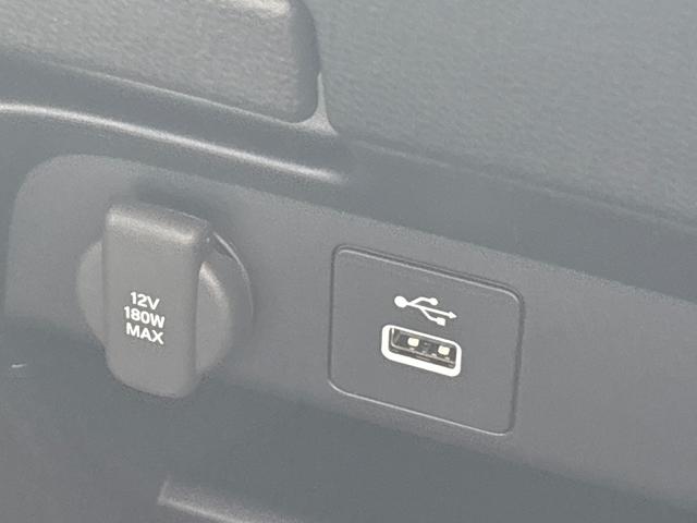 フリード ｅ：ＨＥＶクロスター　新車未登録　マルチビューカメラシステム　後退出庫サポート　ブラインドスポットインフォメーション　ブラックエンブレム　ボディサイドモール　フロントグリル変更済　運転席助手席シートヒーター（14枚目）
