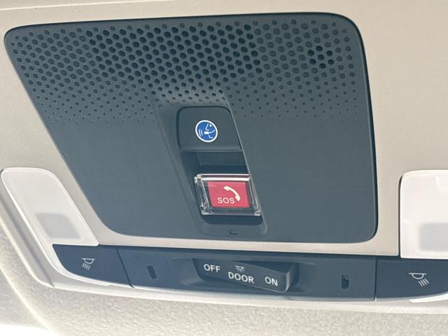 フリード ｅ：ＨＥＶクロスター　新車未登録　マルチビューカメラシステム　後退出庫サポート　ブラインドスポットインフォメーション　ブラックエンブレム　ボディサイドモール　フロントグリル変更済　運転席助手席シートヒーター（16枚目）