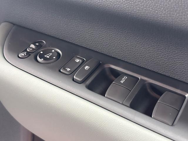 フリード ｅ：ＨＥＶクロスター　新車未登録　マルチビューカメラシステム　後退出庫サポート　ブラインドスポットインフォメーション　ブラックエンブレム　ボディサイドモール　フロントグリル変更済　運転席助手席シートヒーター（20枚目）