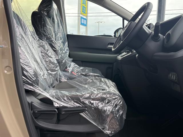 フリード ｅ：ＨＥＶクロスター　新車未登録　マルチビューカメラシステム　後退出庫サポート　ブラインドスポットインフォメーション　ブラックエンブレム　ボディサイドモール　フロントグリル変更済　運転席助手席シートヒーター（21枚目）