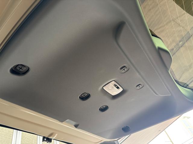 フリード ｅ：ＨＥＶクロスター　新車未登録　マルチビューカメラシステム　後退出庫サポート　ブラインドスポットインフォメーション　ブラックエンブレム　ボディサイドモール　フロントグリル変更済　運転席助手席シートヒーター（31枚目）
