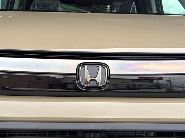 フリード ｅ：ＨＥＶクロスター　新車未登録　マルチビューカメラシステム　後退出庫サポート　ブラインドスポットインフォメーション　ブラックエンブレム　ボディサイドモール　フロントグリル変更済　運転席助手席シートヒーター（34枚目）