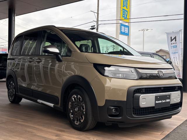 フリード ｅ：ＨＥＶクロスター　新車未登録　マルチビューカメラシステム　後退出庫サポート　ブラインドスポットインフォメーション　ブラックエンブレム　ボディサイドモール　フロントグリル変更済　運転席助手席シートヒーター（44枚目）