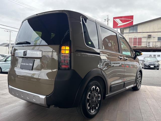 フリード ｅ：ＨＥＶクロスター　新車未登録　マルチビューカメラシステム　後退出庫サポート　ブラインドスポットインフォメーション　ブラックエンブレム　ボディサイドモール　フロントグリル変更済　運転席助手席シートヒーター（49枚目）