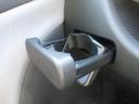 【収納スペース】助手席前には、収納スペースがあります。ドリンクホルダーには、お気に入りのドリンクを置いて、ドライブにお出かけいただけます。