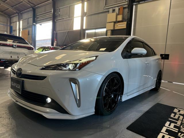 プリウス ＳセーフティプラスＩＩ　修復歴無　禁煙　２年保証付　ＴＲＤエアロＦ／Ｓ／Ｒ　社外Ｒ１８アルミ　ローダウン　純正ナビ　フルセグＴＶ　バックカメラ　ＥＴＣ２．０　ＡＣ１００Ｖ　ドラレコ前後　コーナーセンサー　衝突軽減機能　ＢＳＭ（2枚目）